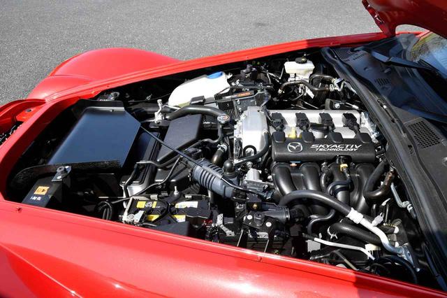 画像: ロードスターのエンジンと同じ1.5L直4を搭載。ボディ延長にともなって前後重量配分は48:52と、ややリア寄りになった。