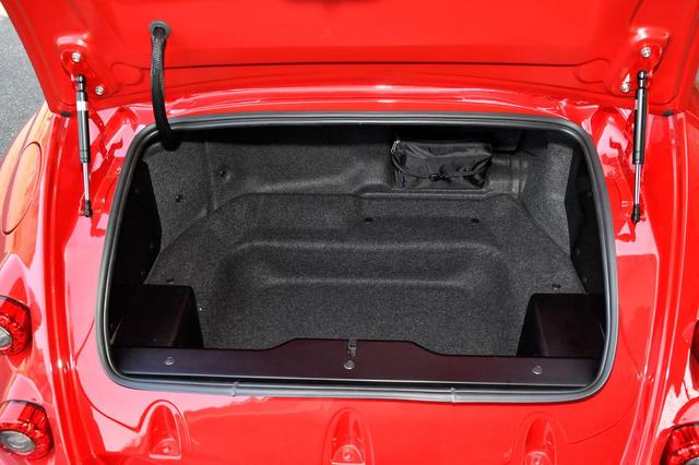 画像: トランクフードが水平ではないため、その中はあまり広くない。1泊用の荷物なら2人分をギリギリ積めそうだ。