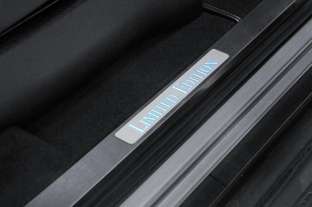 画像: LIMITED EDITIONのイルミネーテッドステップカバー。特別仕様車ならではのものだ。