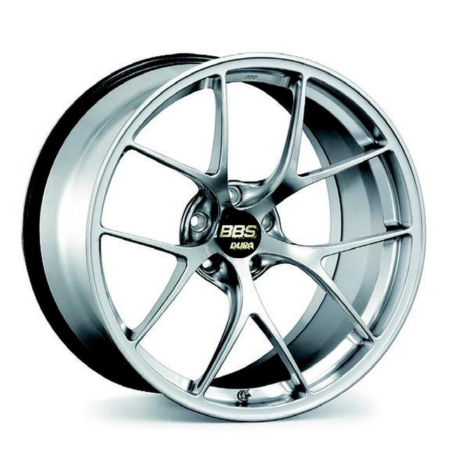 画像: レースで培われた軽量ホイール製造技術。