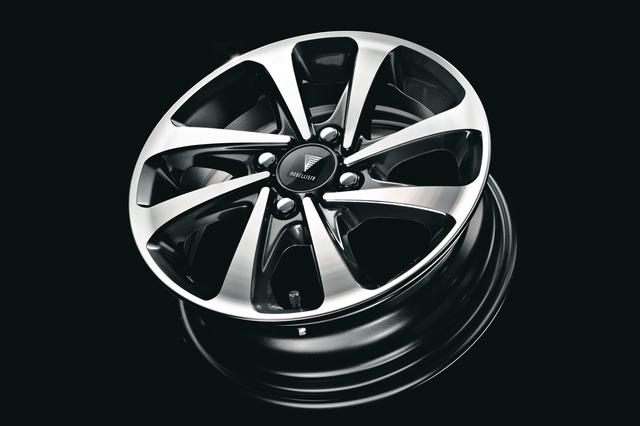 画像: リルヴィーのオプションとして15インチ(5.5J)アルミホイールを用意。