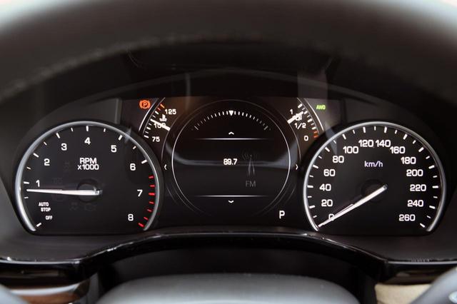 画像: メーターの中央は、車速や燃費、タイヤの空気圧などを表示できるインフォメーションディスプレイ。