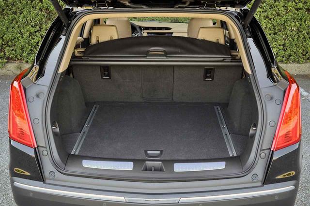 画像: フル乗車時で850L、リアシートを全倒すれば1784Lと広いカーゴスペース。床下にも収納スペースを備える。
