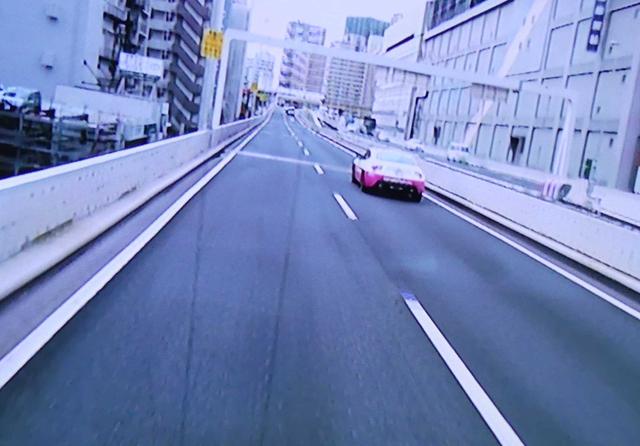 画像: 「首都高」を守るホメパト(トヨタ86)による、正しい追い越しのデモンストレーションも行われました(画像はバス車内のモニター)。