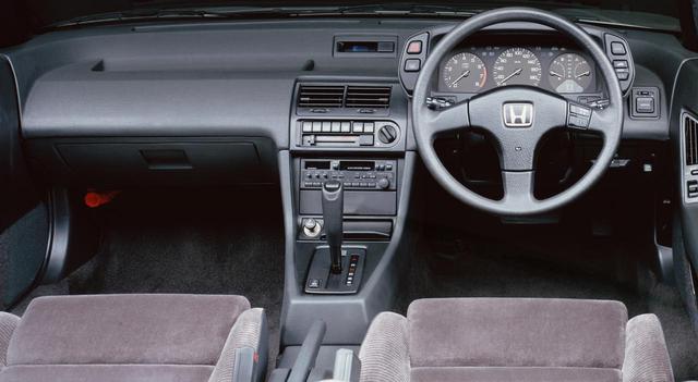 画像: 極細ピラー採用によるワイドなガラスエリアで、ホンダ車らしく視界は良好。全車に車速応動型パワーステアリングを標準装備していた。