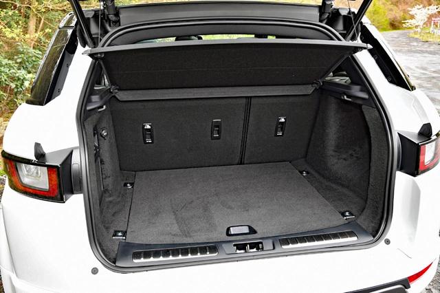 画像: カーゴスペースはフル乗車時でも575L、リアシートを全倒すれば1445Lと十分広い。