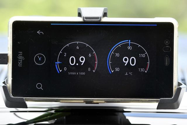 画像: タコメーターや水温計もスマホ上に表示可能。