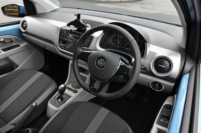 画像: シンプルながらカジュアル感が良いアップ!のインテリア。試乗車はインフォテイメントパッケージ(オプション:8万6400円)装着車のため、オートエアコンになる。