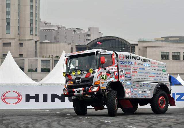 画像: パリダカに参戦する日野のカミオントラックも激走!