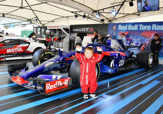 画像: F1マシンとツーショット!?