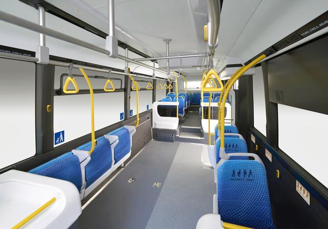 画像: 明るく広い車内。手前左側の座席は自動格納機能付き。