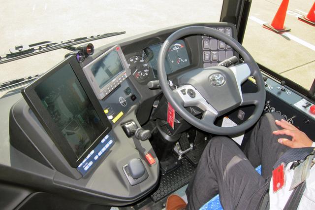 画像: 運転席まわりの形状は日野のバス「ブルーリボン」とほぼ同じだが、メーターやモニターは専用のもの。