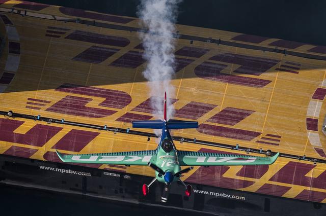 画像: 機首やウイングレットなどに改造を施して第2戦に臨んだ室屋選手だったが…。