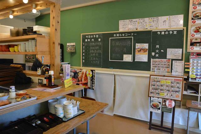 画像: 廃校になった小学校を使っているので、黒板やロッカーなども残されている。