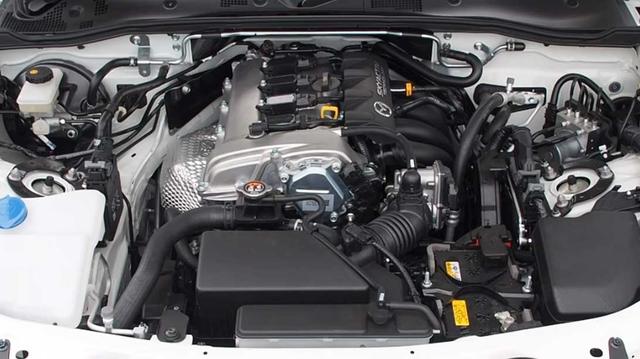 画像: SKYACTIV-G 1.5リッターエンジン。最高出力131ps/最大トルク150Nm。