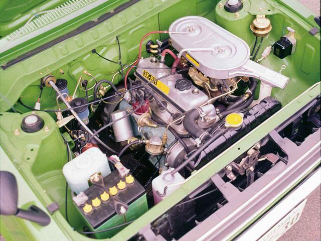 画像: トヨタ パブリカ・スターレット1200STのエンジンルーム。長円形のエアクリーナーの下にふたつのキャブレターを装着し、エンジンパワー向上を図っている。