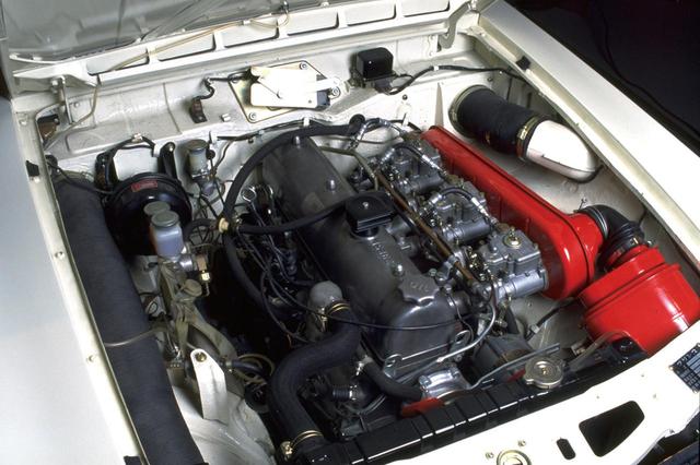 画像: S54型スカイライン2000GTに搭載されていたウエーバーの3連キャブ。