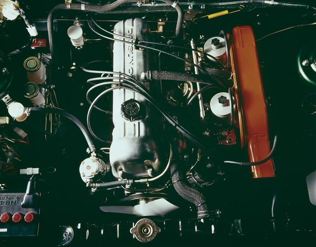画像: バイオレットHT1600SSのエンジン。右に赤いエアクリーナーとSUキャブが見える。