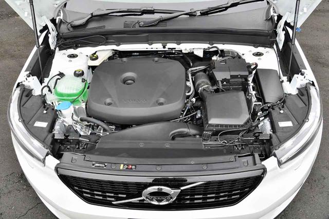画像: カバーに覆われて2Lの直4ターボエンジンの本体はほとんど見えない。