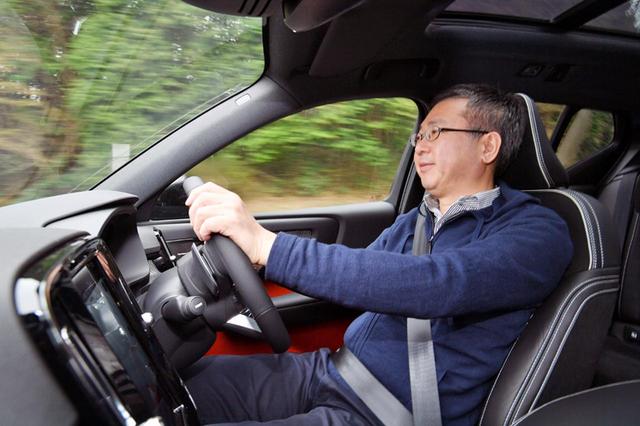 画像: XC40の走りを堪能する瀬在レポーター。