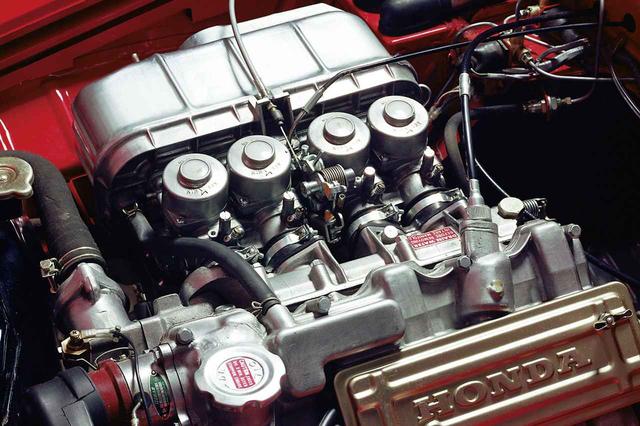 画像: ホンダS800のAS800EエンジンにはCVキャブが4連装された。