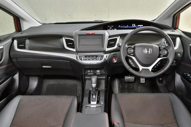 画像: RS(ガソリン)のインパネにはカーボン調加飾を採用。ミッションはパドルシフト付きのCVT。