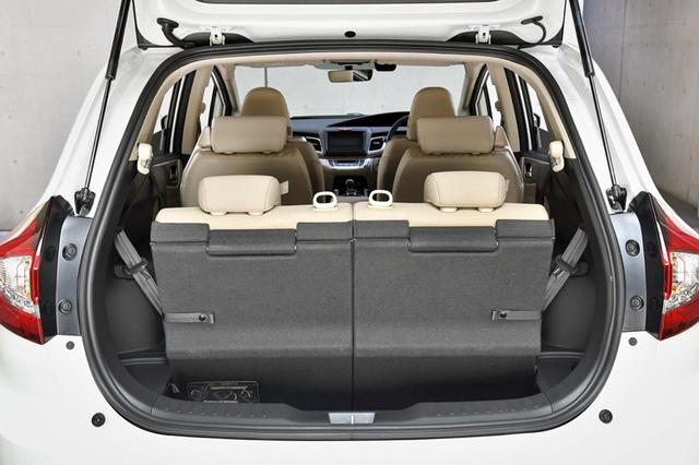 画像: Xはフル乗車時のカーゴスペースは狭いが、深さは確保されている。