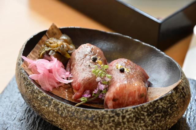 画像: 仙台牛、鳴子“ゆきむすび”の俵飯を中心としたメイン料理。前菜の後に提供される。