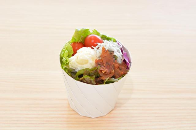 画像: 「静岡ベジと駿河湾産しらすサラダ」(550円)の器は紙製で食べるときに広げて使う。