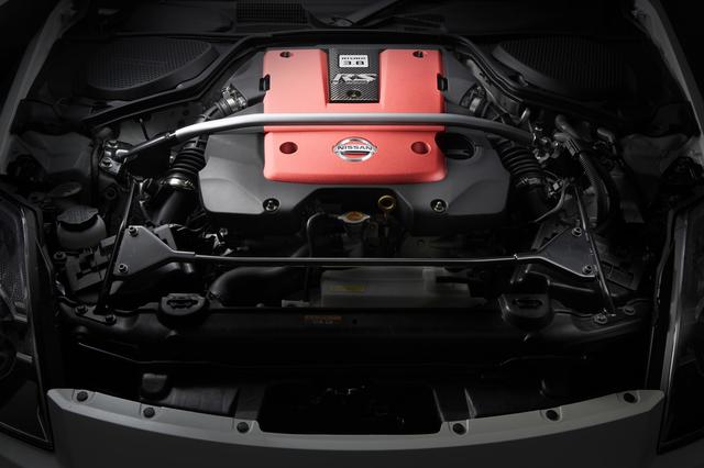画像: S耐用エンジンをベースに公道使用を前提とした耐久性や使いやすさを加味してチューンされた3.8リッターエンジン。最高出力は350ps、最大トルクは40.5kgm!