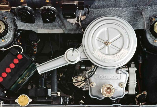 画像: エンジンは水冷2気筒SOHC。バランサーシャフトを備えていた。