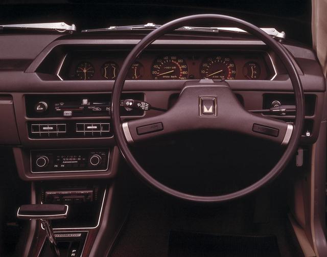 画像: オートマチック車のインパネ。AM/FM ・ラジオ/ステレオシステム、頭寒足熱型のエアコンタイプヒーターに後席暖房・自動温度調節を加えたオールシーズンベンチレーションシステムなど、快適機構が組み込まれた。