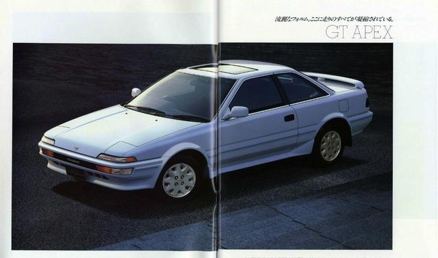 画像: スプリンタートレノGTアペックス。トレノは先代同様リトラクタブルヘッドライトを採用、レビンと差別化を図っていた。