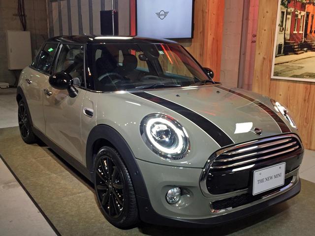画像: MINI 5ドア クーパー。ボディカラーは新色のエメラルドグレー・メタリック。