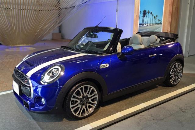 画像: MINI コンバーチブル クーパーS。ボディカラーは新色のスターライトブルー・メタリック。