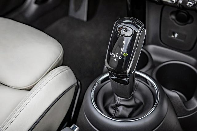 画像: 新採用された7速DCTのシフトノブは電子制御式になっている。