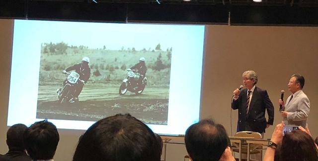 画像: 現在チームクニミツの総監督を務める高橋国光氏(右)。左は自動車評論家の山口京一氏。氏は、高橋氏が二輪のレーサーになるきっかけを作った人物だ。