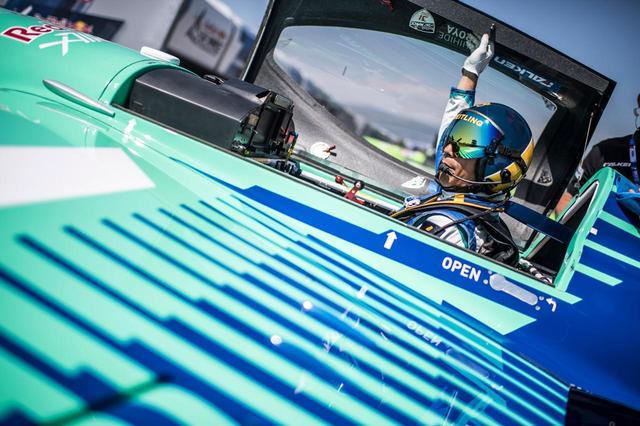画像: Team FALKENに乗り込む室屋選手。活躍を期待していますよ!