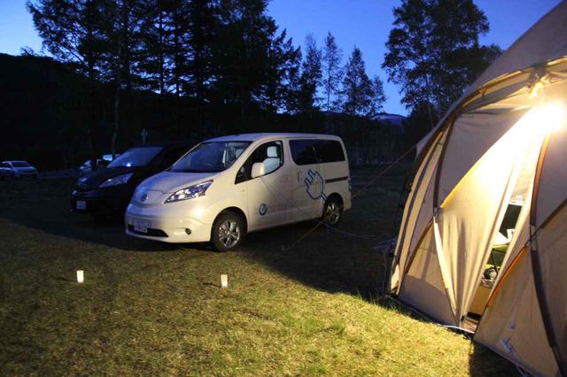 画像: 「e-NV200」は、最大1500Wの電力を供給できる「パワープラグ」により、屋外でも電気製品を使用できることが魅力のひとつで、走る蓄電池として活躍する。