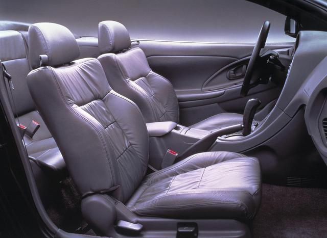 画像: 本革シートが標準装備。運転席(左側だが)電動パワーシートも標準。