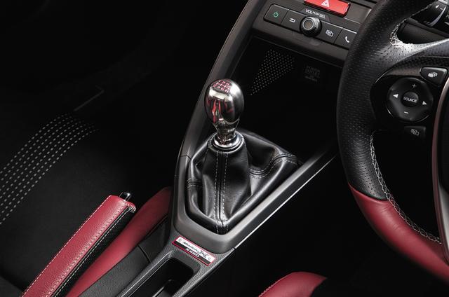 画像: シフトノブ(6速MT車)はチタン製!