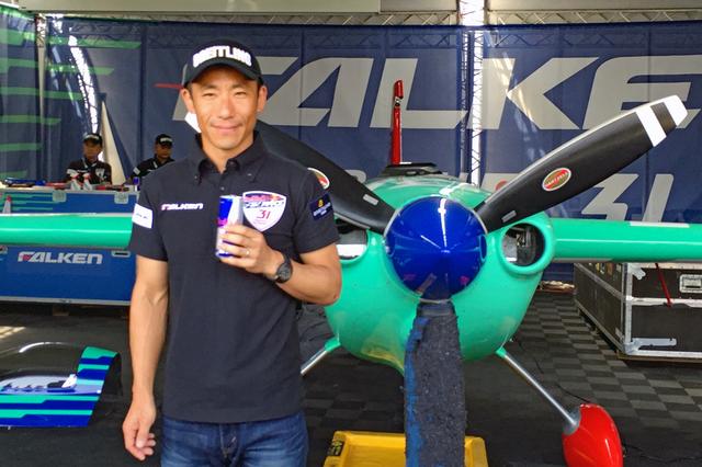 画像: 決勝の前、ハンガー(格納庫)で愛機を前にした室屋選手。自信はありそうだったが…。