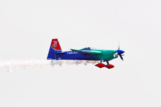 画像: 決勝スタート時の室屋機。バーティカルターンに入るまでは、ホール選手をわずかにリードしていたのだが…。
