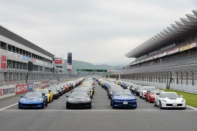 画像: パレードのため富士スピードウェイレーシングコース上に並ぶシボレー車。