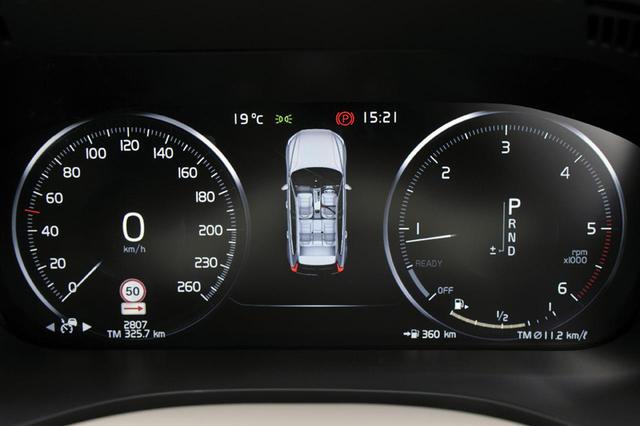 画像: 全面液晶パネルのタコメーターが4900rpmからレッドゾーンなのがディーゼルエンジンの証。