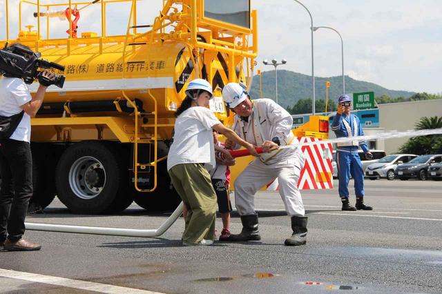 画像2: 高速道路の維持管理車両を体験。
