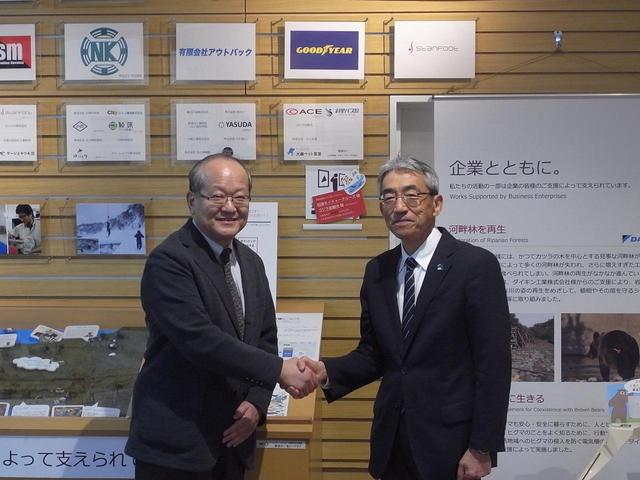 画像: 村田良介 知床財団理事長(右)と日本グッドイヤー 金原社長(左)。