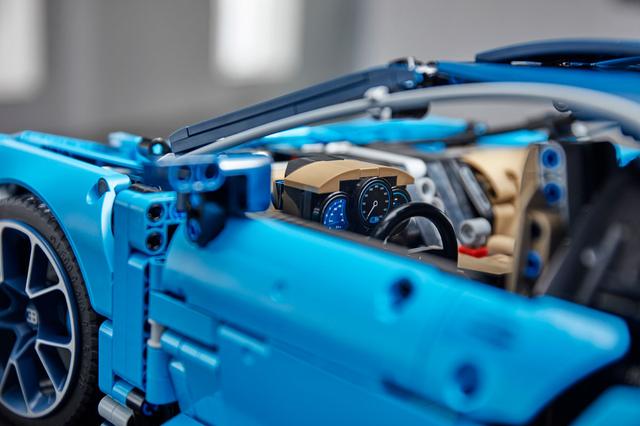 画像: LEGO TECHNIC BUGATTI CHIRON。メーターも組み立て式。