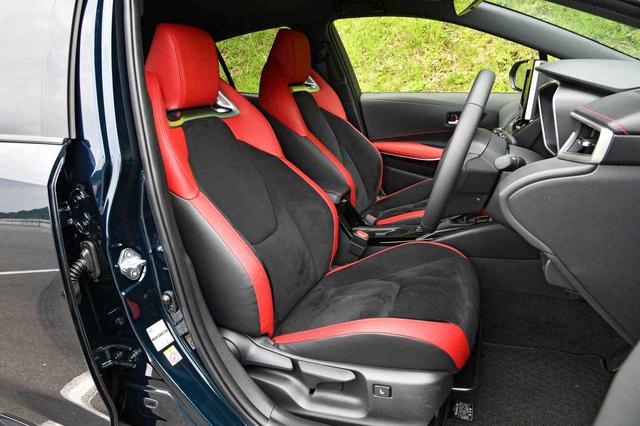 画像: スポーツグレードのフロントシート。ランバーサポートは電動だが、それ以外は手動。