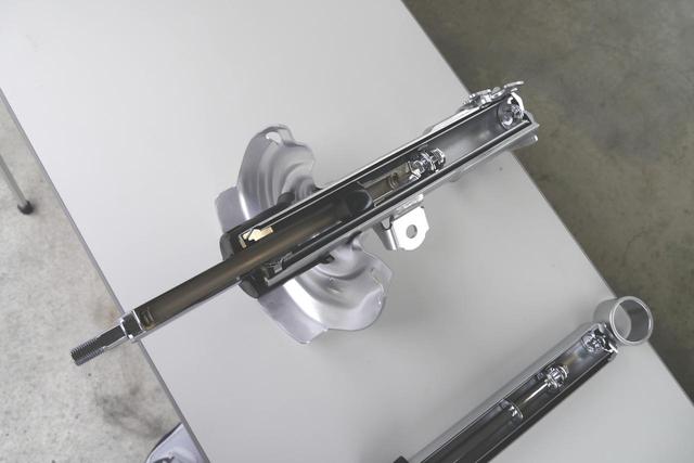 画像: カヤバと協力して開発されたショックアブソーバ。